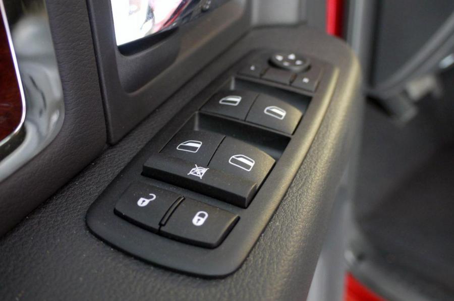  Dodge Ram 3500 Laramie Mega Cab 2010 года  (фото 9 из 37)